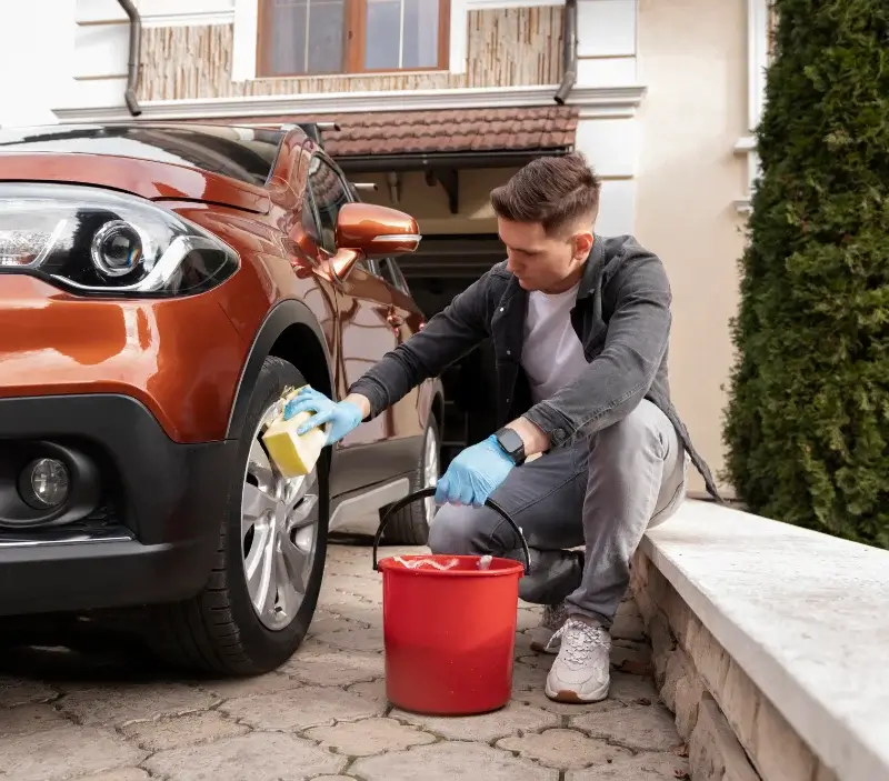 Lavage auto à domicile Brandeville : professionnel intervenant sur un véhicule